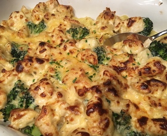 Gevulde pasta (ravioli, tortelloni) met broccoli, kip en kaassaus uit de oven