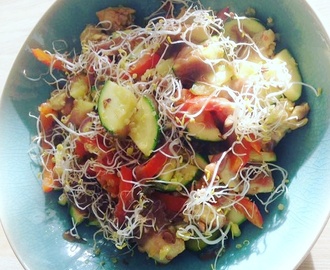 RECEPT: Quinoa met courgette, kip en tahindressing