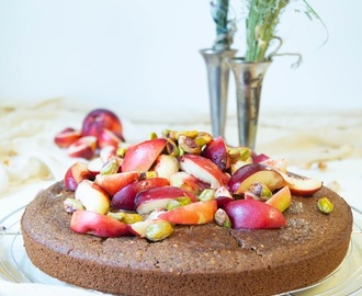 Nektarinen-Nuss-Kuchen mit marinierten Früchten und Pistazien / nutty nectarine cake with marinated fruits and pistachios
