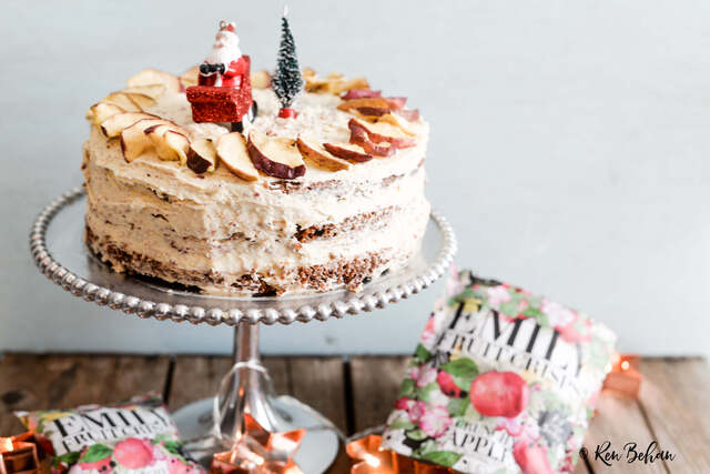 Easy Christmas Cake with Crunchy Apple Frosting