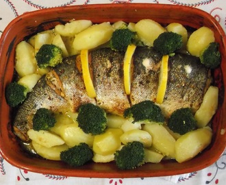 Salmão no forno acompanhado de batatas e brócolos