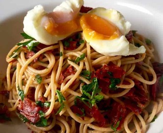 DELICISOUS: Spaghetti carbonara chorizo en gepocheerd ei