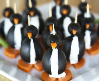 Пингвины из маслин, фаршированные мягким сыром