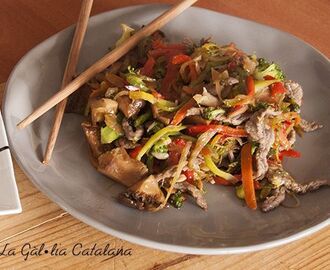 Vedella amb verdures al wok