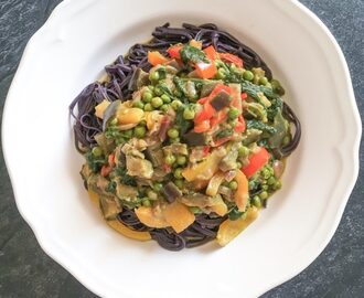 Recette vegan & sans gluten: curry de légumes et nouilles de riz noir!
