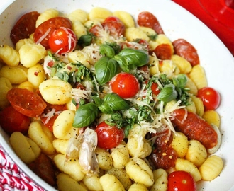 Gnocchi med chorizo, tomat og parmesan