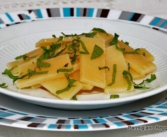 Parmigiano Reggiano confit au sucre et à la fraîcheur de verveine et mélisse.