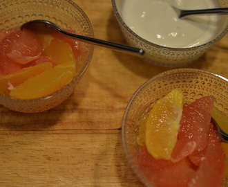Marinoitua appelsiinia ja verigreippiä maustetulla jogurtilla
