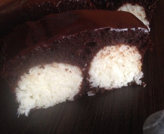 Ciasto czekoladowe z kulkami serowo -kokosowymi.