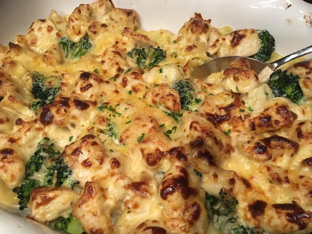 Gevulde pasta (ravioli, tortelloni) met broccoli, kip en kaassaus uit de oven