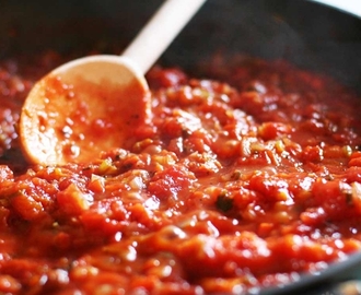 Aprenda a fazer um molho de tomate caseiro e dê mais sabor aos seus pratos