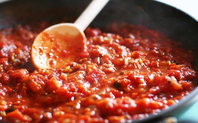 Aprenda a fazer um molho de tomate caseiro e dê mais sabor aos seus pratos
