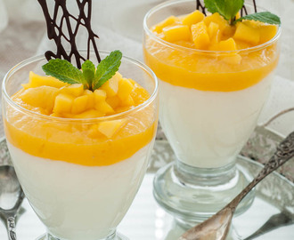 Yoghurtbavarois met mango topping