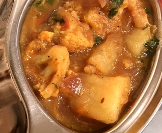 Potato Cauliflower Curry (aloo-gobhi curry)