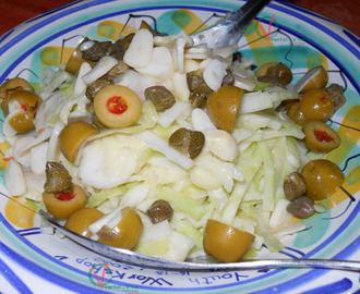 Ensalada de col y manzana con veganesa de mostaza y wasabi