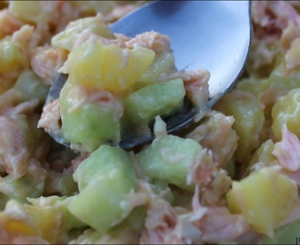 Une Salade saumon frais, concombre et pomme de terre