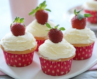Perfect Vanilla Cupcakes with Fresh Strawberries