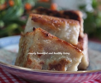 An Easy peasy recipe on how to make a popular Chinese vegan dim sum dish which is deliciously gluten-free and it's none other than Steamed Daikon Radish Cake 萝卜糕
