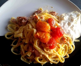 Spaghetti carbonara aux tomates cerise et burrata.