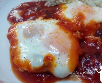 Huevos escalfados con salsa de tomate especiada