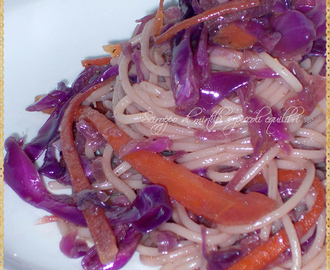 Vermicelli con cavolo cappuccio viola, carote, cipolla e salsa di soia