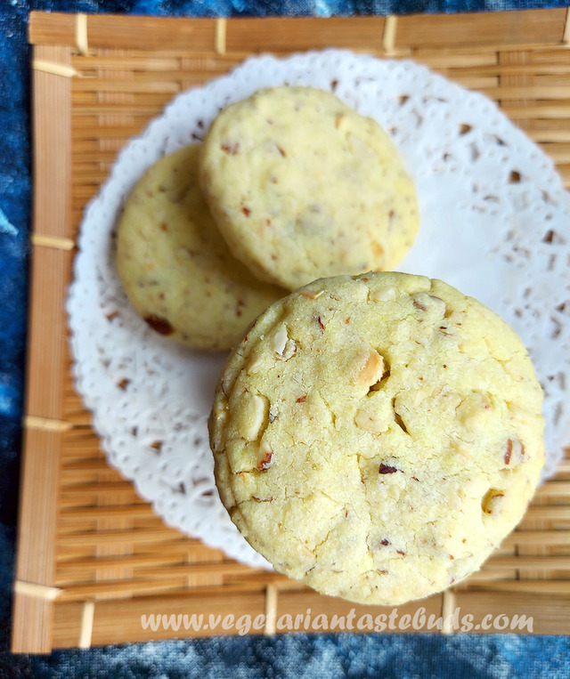 Kaju Badam Cookies | eggless cashew almond cookies