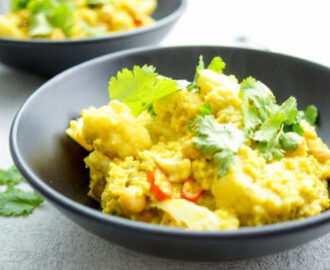 Blumenkohl und Kichererbsen Curry mit Hirse (One Pot Rezept)