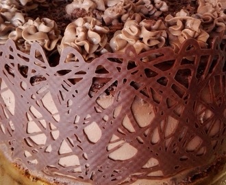 Tort czekoladowy z kremem budyniowym i mascarpone