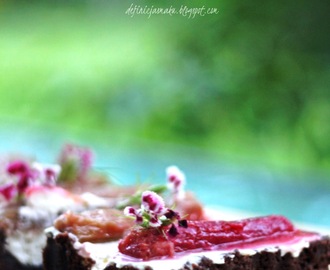 Tarta z rabarbarem gotowanym w waniliowym syropie cukrowym