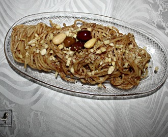 Spaghetti con crema di stracchino, patè di olive taggiasche e mandorle tritate