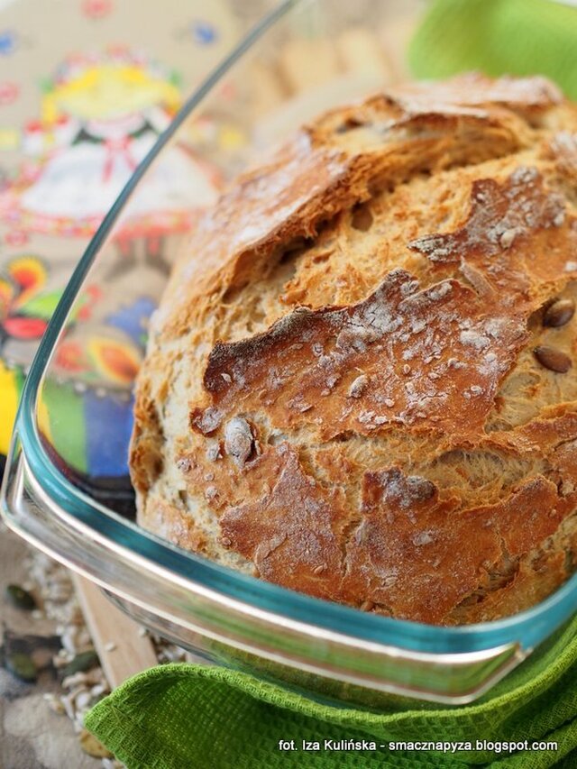 Chleb pszenny, drożdżowy, z naczynia żaroodpornego