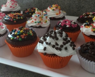 Cupcakes de chocolate com recheio de brigadeiro e cobertura marshmallow