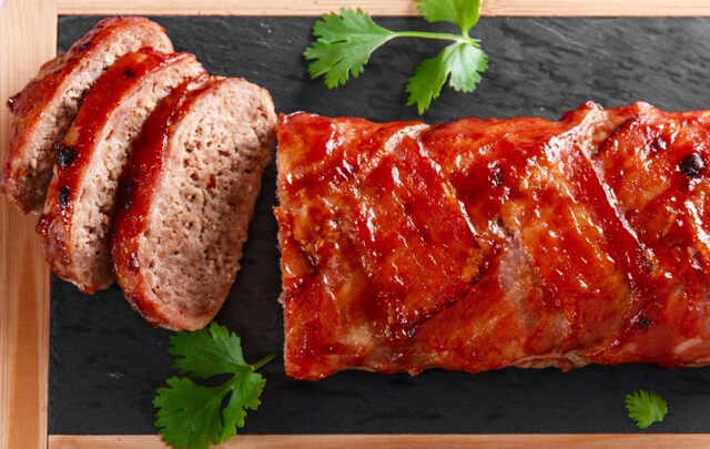 Köttfärslimpa lindad i bacon med glaze