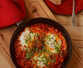 Szakszuka – jajka sadzone w sosie pomidorowym