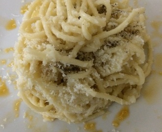 Spaghetti con crema di cavolfiore,cubetti di provola,formaggio pecorino