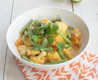 Recept: Vegetarische bloemkoolcurry met zoete aardappel en sperziebonen