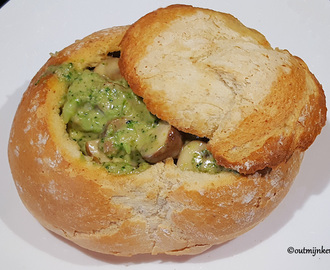 Vegetarisch gevuld brood met broccoli en champignons