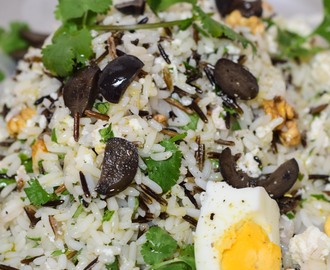 salada de arroz selvagem com requeijão e nozes