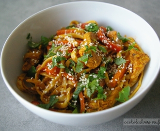 Chow mein z kurczakiem i warzywami
