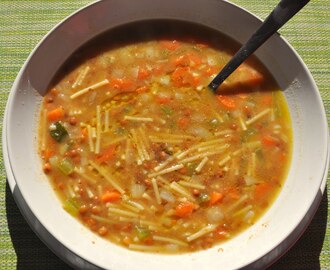 Włoska zupa z soczewicą i makaronem