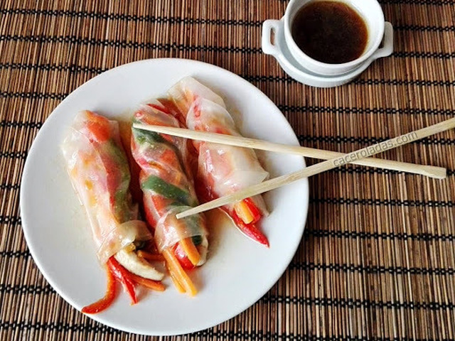 Rollitos vietnaminas con verduras y pollo salteado con salsa oriental