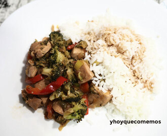 Pollo con brócoli y guarnición de arroz