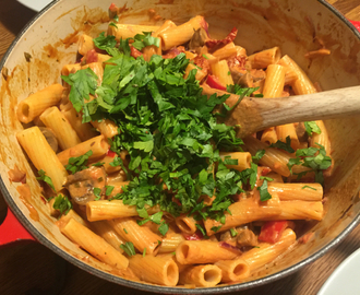 Krämig pasta med soltorkade tomater, rosmarin, champinjoner och fetaost