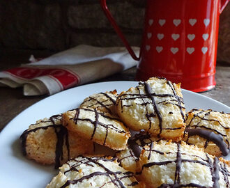Cakes & Bakes: Coconut macaroon hearts