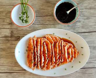 salmão braseado com molho de soja e cebolinho, uma receita light para fazer em 11 minutos