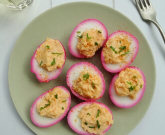 Roze “pickled”en gevulde eieren
