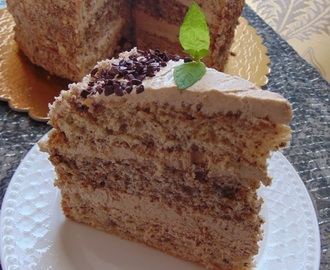Tort orzechowy z nadzieniem kawowo migdałowym.