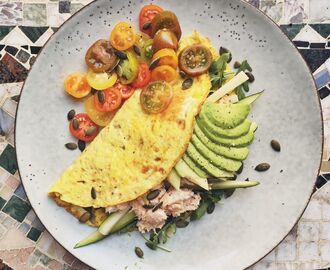 Snabblunch: omelettwrap med laxröra, avokado och tomatsallad