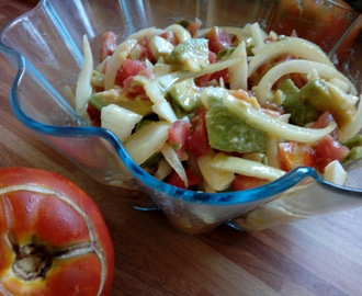 Ensalada de tomate valenciano con aguacate