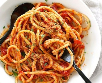 Spaghetti ammollicati al sugo di pomodoro e acciughe